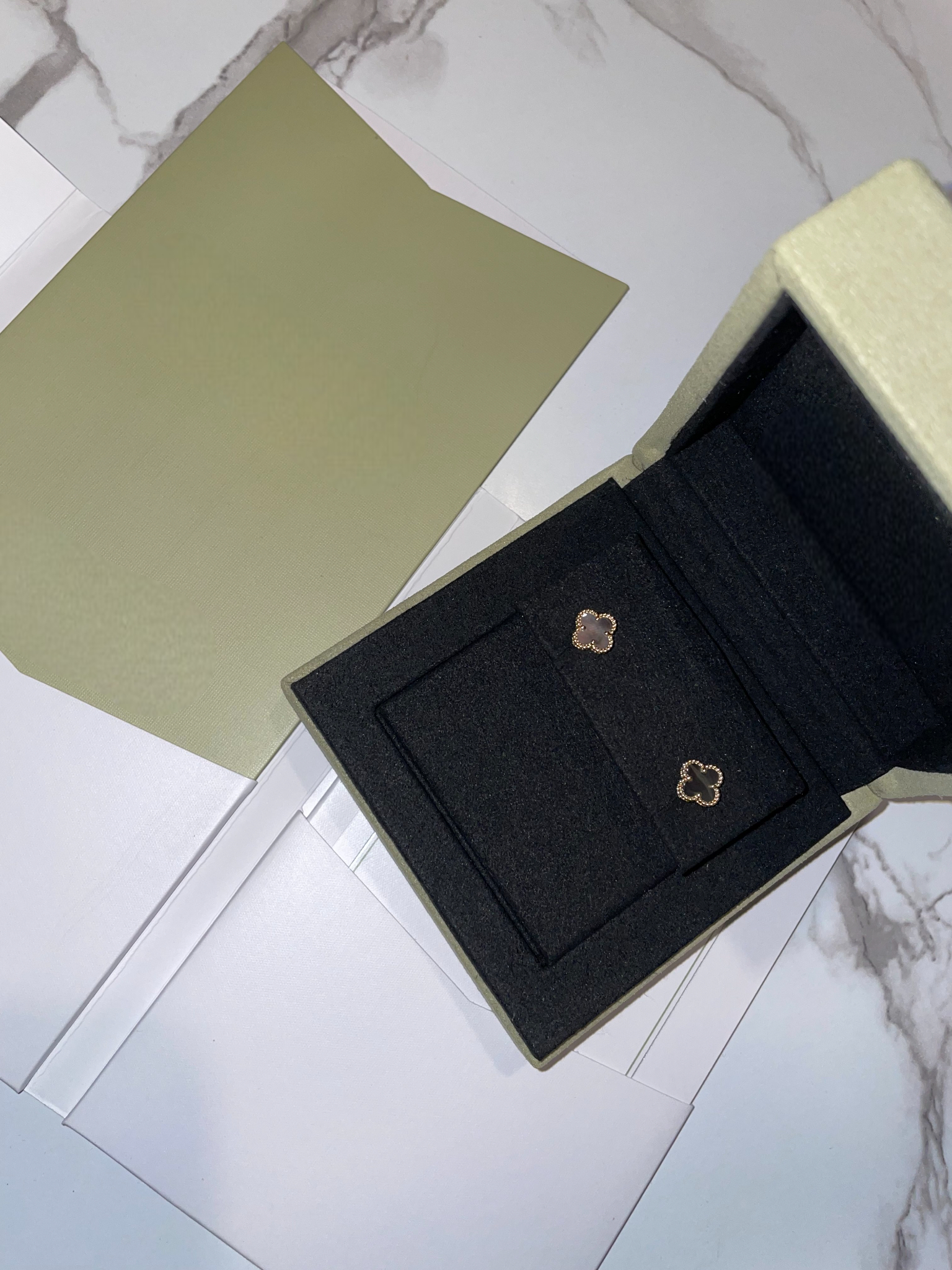 Stormy Earrings - 18k Yellow Gold, Grey